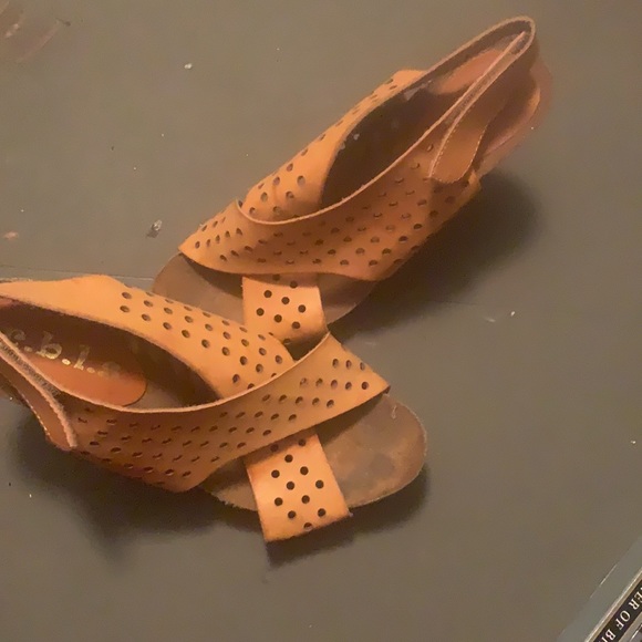 Size 9 leather wedges  r.b.l.s. Tan - Picture 4 of 5